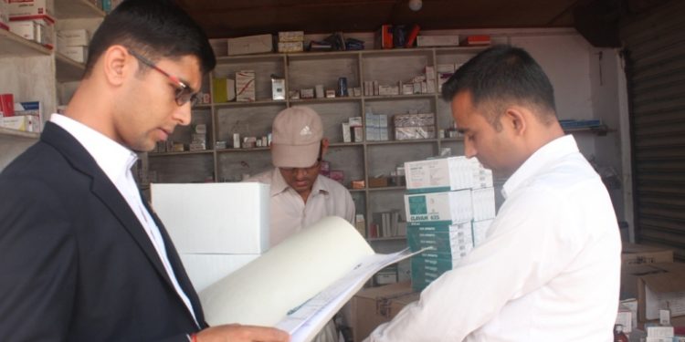 उपभोक्ताको तिब्र गुनासो आएपछि कुश्मा बजारका औषधी पसल र मेडिकलको आकस्मिक अनुगमन