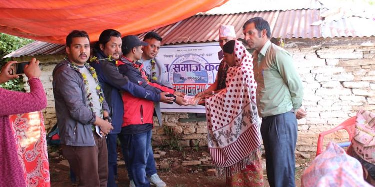 पर्वत समाज कतारको क्यान्सर पीडित गिरीको परिवारलाई सहयोग 