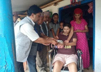 मेरुदण्ड पक्षघात भएका गिरीलाई २ लाख सहयोग
