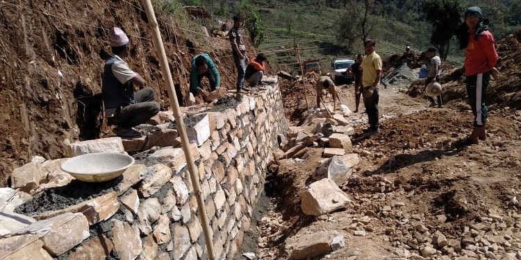 पर्वतको दोविल्ला–कार्किनेटा सडक कालोपत्रे हुँदै, शनिबारदेखि दुई हप्ता सडक आवगमन पुरै ठप्प