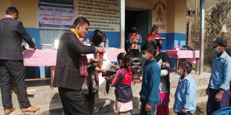 पर्वत जेसीजद्वारा शैक्षिक सामग्री वितरण