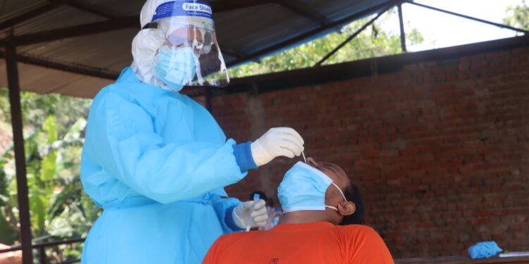 अत्यावश्यक सामग्री विक्रि वितरण गर्ने पर्वतका १ सय ३१ व्यवसायीको कोरोना परिक्षण, ५ जनामा संक्रमण पुष्टि