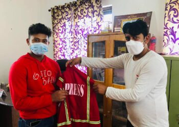 जिल्लामा क्रियाशिल सञ्चारकर्मीलाई प्रेस ज्याकेट बितरण