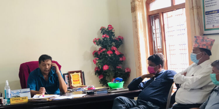 विपद्बाट आपतमा परेकालाई कुश्मा नगरपालिकाको राहत