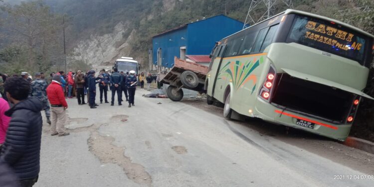 एकाविहानै सवारी दुर्घटनामा एकको मृत्यु, ६ घाइते