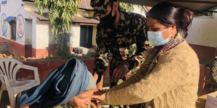 ६२ बर्षीया बेसहारा महिलालाई सेनाले लगायो कोभिड विरुद्धको खोप