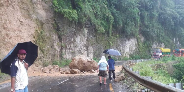 मध्यपहाडी लोकमार्गको चुवा खण्ड र बेनी मालढुंगा सडक पहिरोले अबरुद्ध