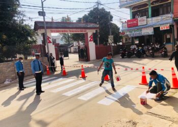 सडक सुरक्षाका लागि जेब्रा क्रसिङ आफै बनाउँदै ट्राफिक प्रहरी