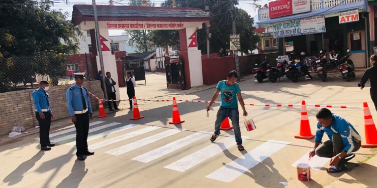 सडक सुरक्षाका लागि जेब्रा क्रसिङ आफै बनाउँदै ट्राफिक प्रहरी