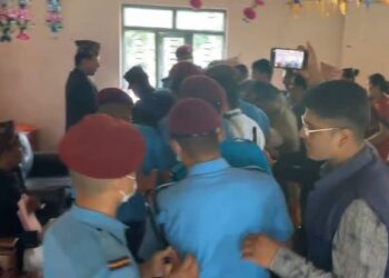 सभाहल भित्र प्रहरी परिचालन गरिएको भन्दै एमाले सम्बद्ध सदस्यहरुको विरोध