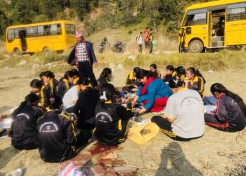 पढ्दै, पकाउँदै, सिक्दै नमुनाका विद्यार्थी