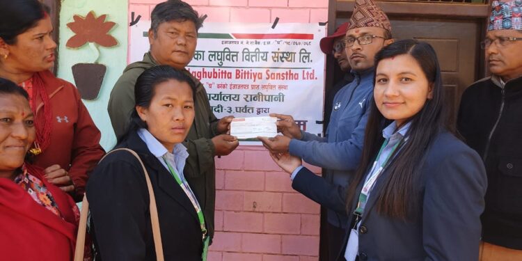 कालिका लघुवित्तद्धारा ऋणि लाई बीमा भुक्तानी