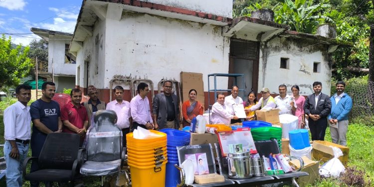 नवचेतनाले दियो फलेवासका स्वास्थ्य संस्थालाई उपयोगी सामग्री