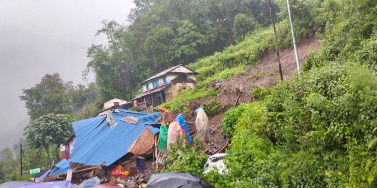 पहिरोले घर पुरिँदा श्रीमान्‌को मृत्यु श्रीमती बेपत्ता