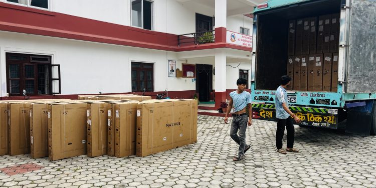 प्रबिधिमैत्री शिक्षाका लागि मोदीका बिद्दालयमा स्मार्टबोर्ड
